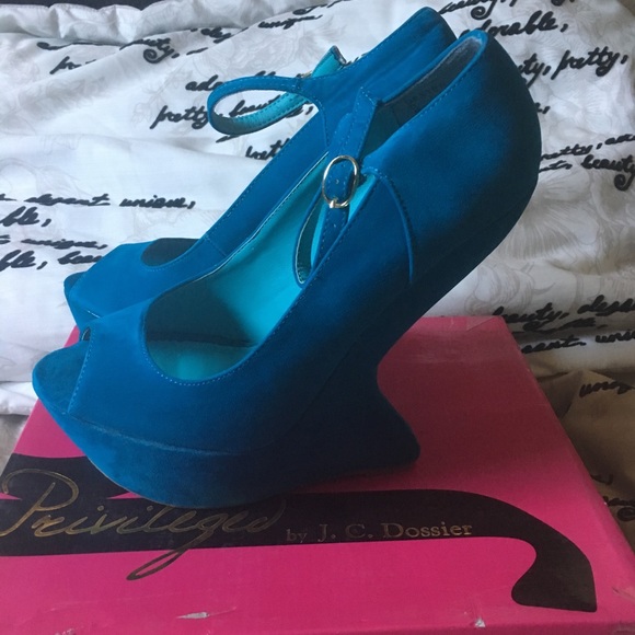 Privileged Shoes - Cute Ankle Wedges